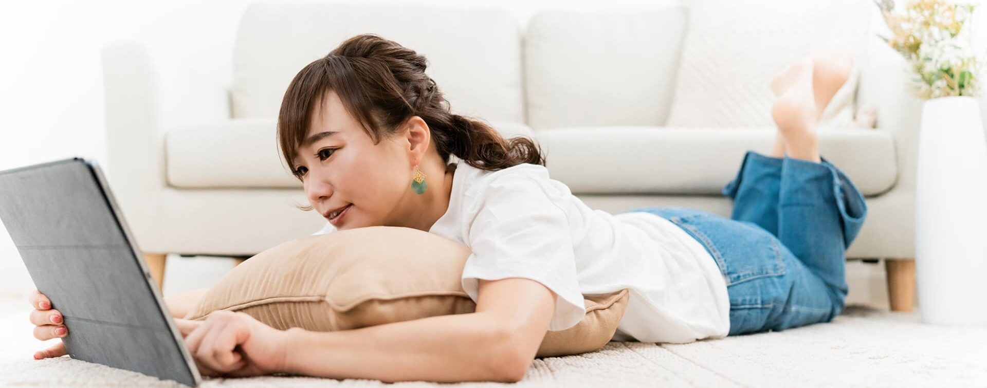 レンタで読める電子書籍の利用イメージ。スマホ画面に作品一覧が表示され、レンタルと購入の違いを確認しながら選んでいる様子