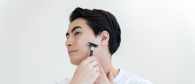ゴリラクリニックの脱毛を比較検討するために、料金や特徴、注意点を確認しているイメージ